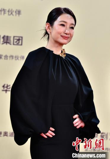 11月16日，演员秦海璐亮相第37届中国电影金鸡奖红毯仪式。中新社记者 张斌 摄