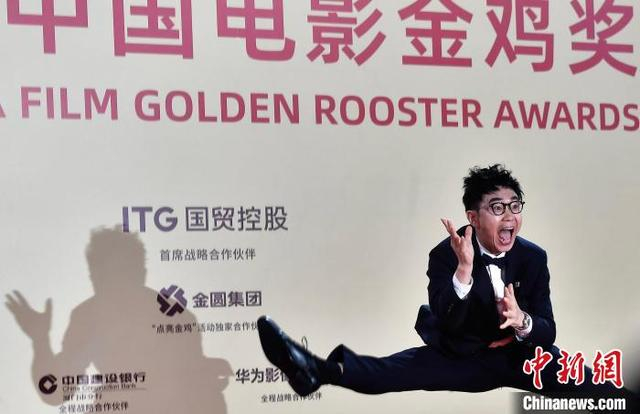 图为导演、演员大鹏在红毯仪式上。中新社记者 张斌 摄