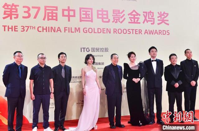 图为《第二十条》剧组亮相红毯仪式。中新社记者 张斌 摄