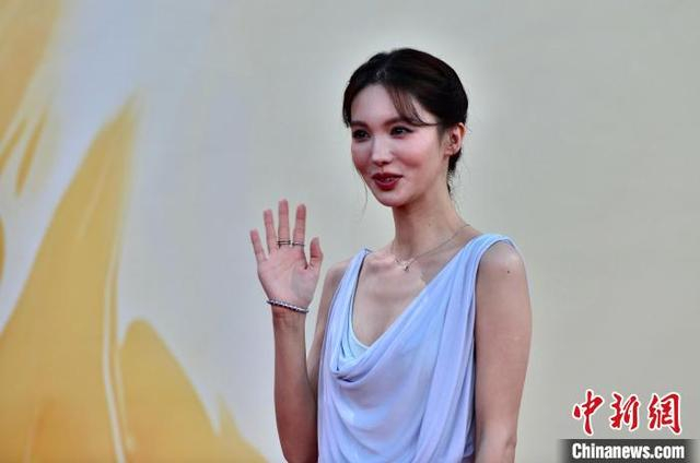 11月16日，金晨在第37届中国电影金鸡奖红毯仪式上。中新社记者 张斌 摄