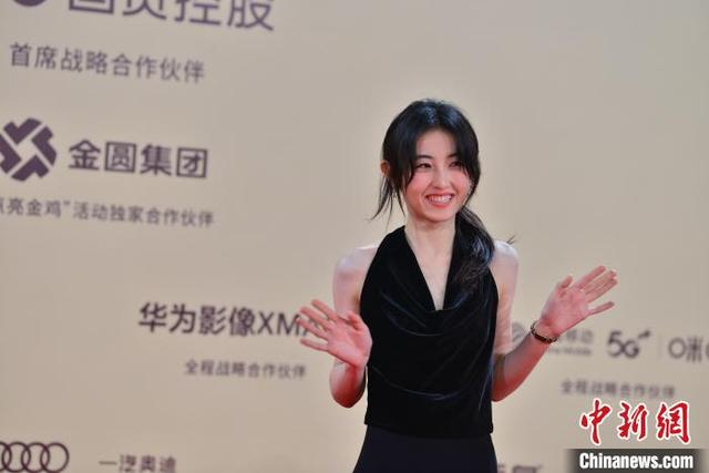 11月16日，演员张子枫在第37届中国电影金鸡奖红毯仪式上。中新社记者 张斌 摄