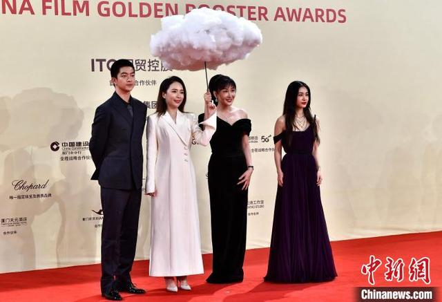 11月16日，《有朵云像你》剧组亮相第37届中国电影金鸡奖红毯仪式。中新社记者 张斌 摄
