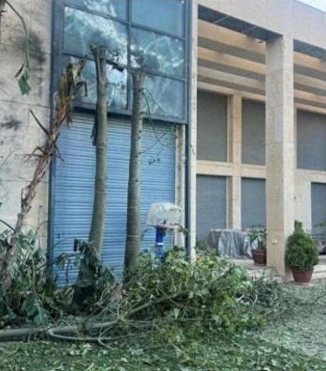 △当地时间10月22日，以媒发布内塔尼亚胡私人住宅遭无人机袭击受损情况的照片