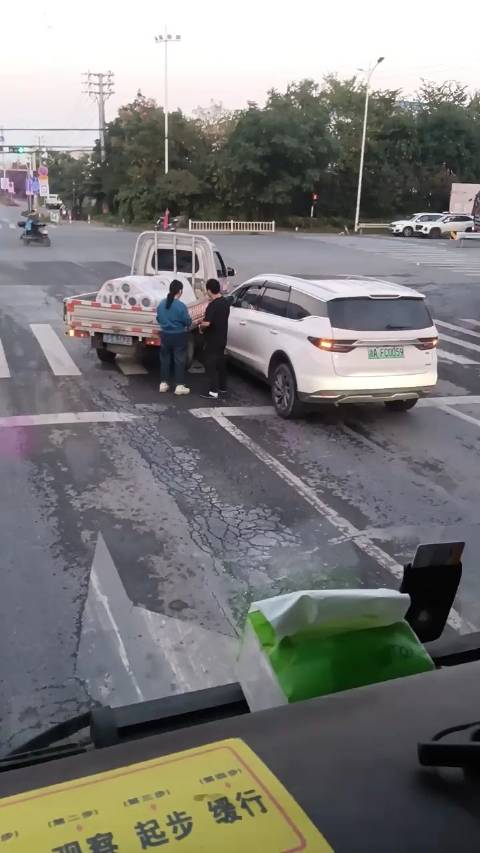 这个女司机真的是虎,第三条左转线不看右侧的车直接右转