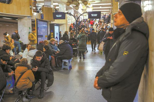             基辅市民在爆炸声中躲进地铁站避难  图GJ          