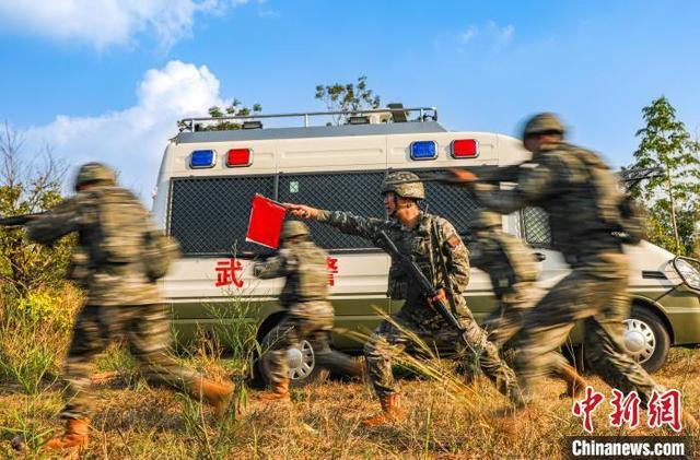 图为武警官兵练指挥练技能。王超智 摄 