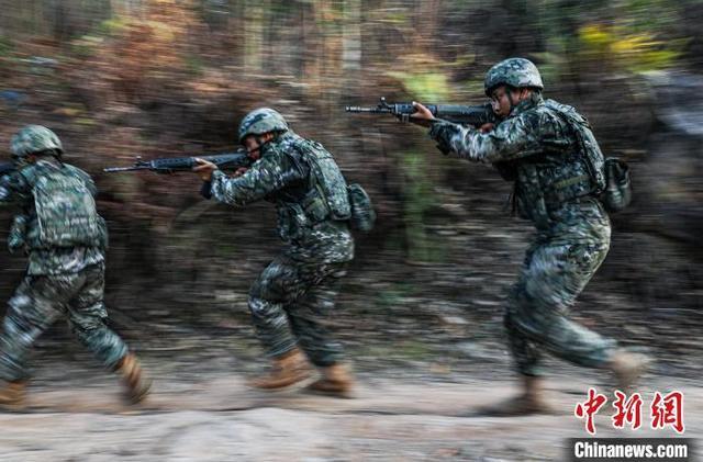 图为武警官兵快速反应。王超智 摄 