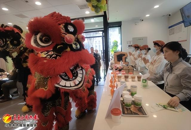 　　11月17日，红山路加油站引入第三方快餐和咖啡品牌，打造“加油+”多重新业态服务。记者李宁艳摄