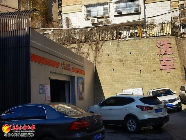 　　11月17日，车主在红山路加油站排队洗车。 记者李宁艳摄