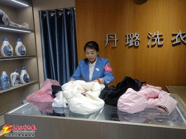 　　11月17日，红山路加油站为市民提供的洗衣服务。记者李宁艳摄