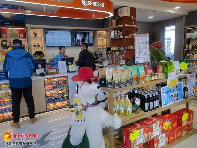 　　11月17日，市民在红山路加油站引入的第三方咖啡品牌柜台前消费。记者李宁艳摄