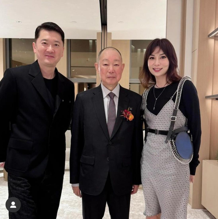 与林建岳搭肩合照,穿粉色衬衣瘦了不少|利福国际|刘銮雄|刘銮鸿_新浪