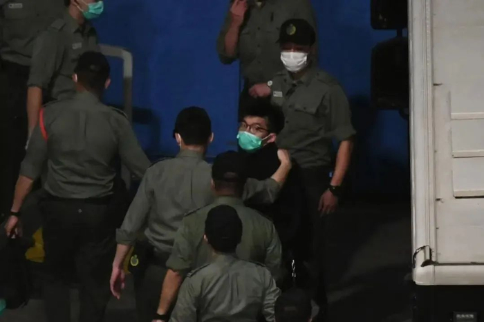 2021年3月2日，黄之锋被囚车押送至香港荔枝角收押所（资料图）。中新网 图