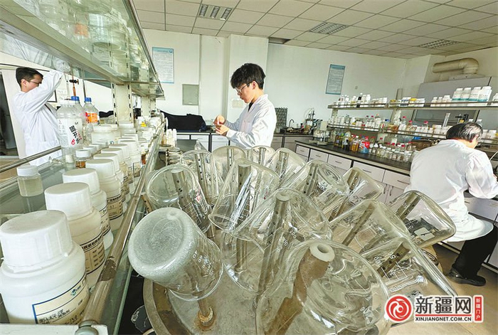 11月18日，在德蓝水技术股份有限公司实验室，研究人员正在进行水处理化学品的开发。（全媒体记者石磊摄）