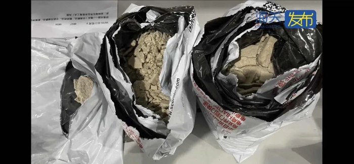 被查获的“车载香薰”“眼影”。上海海关 供图