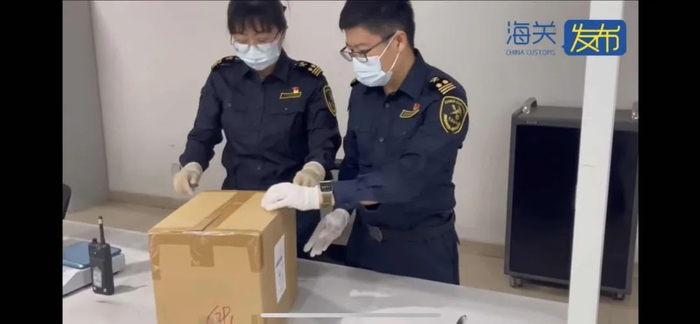 上海海关对“车载香薰”“眼影”查验时发现异常。上海海关 供图