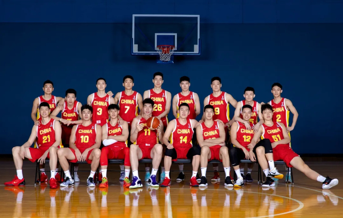 所以,中国男篮这场比赛首发五虎将会由胡明轩领衔,预测一号位廖三宁