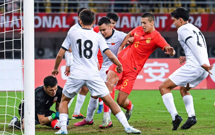 中国队球员依木兰·买买提（右二）在吉尔吉斯斯坦门前制造险情。  图/新华社