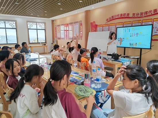     搬进“新家”后的栗子乡家庭教育互助会，孩子们跟着志愿者上戏曲课程。孙应霞/摄