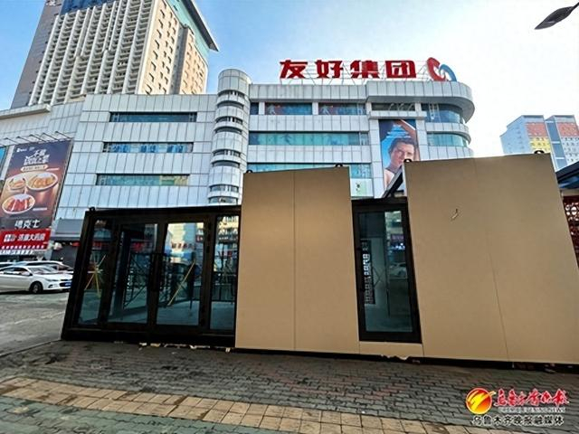 　　位于友好商场附近的装配式公厕。（11月19日摄）记者迪丽娜尔·加力肯摄