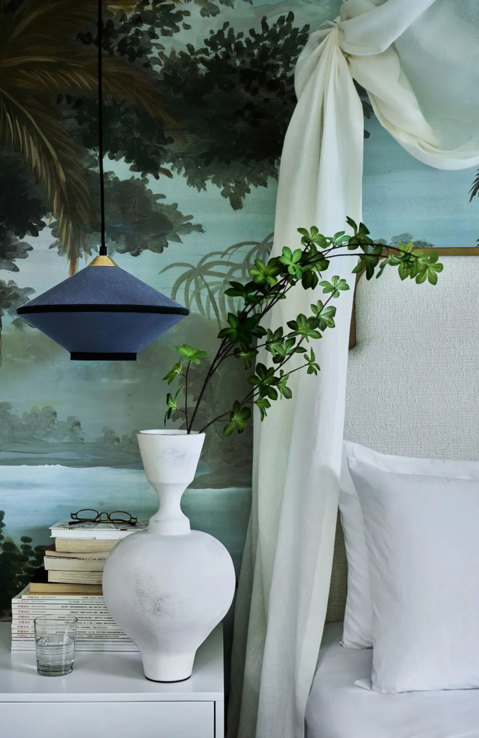 白色纱幔之下的睡眠,一定有着特别的香甜.家具多为项目定制.