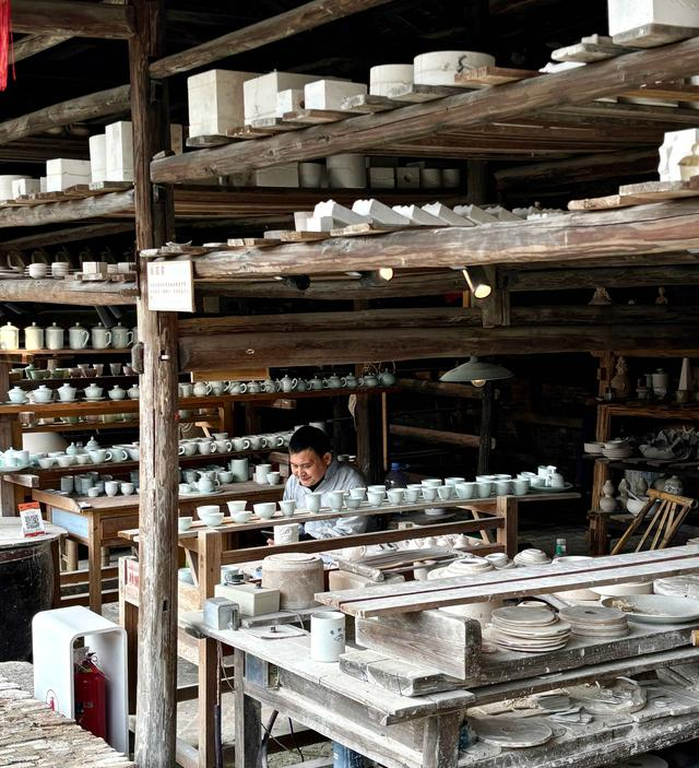 图为街区内的陶瓷工艺店