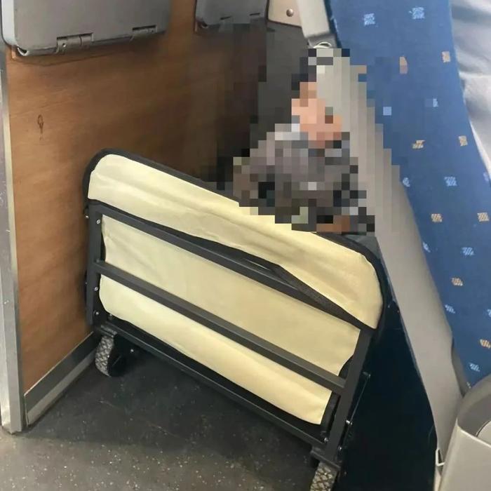 动车这个位置居然能坐小孩？网友吵翻！12306这样说