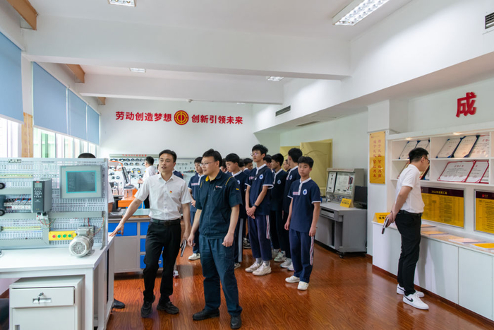 ↑黔江区民族职业教育中心师生到工作室交流学习。