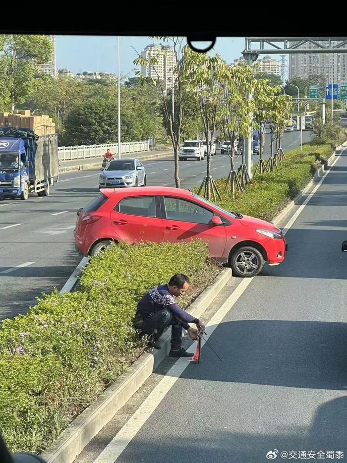 只有一个三角牌，纠结是放左边好还是放右边好？