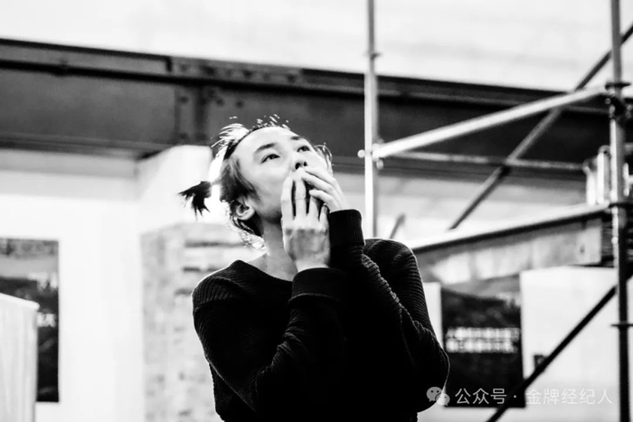 逐梦演艺圈 | 北漂男演员的百万粉丝养成记|周瑞|个人生活|明星路透|二环|短视频_新浪娱乐_新浪新闻