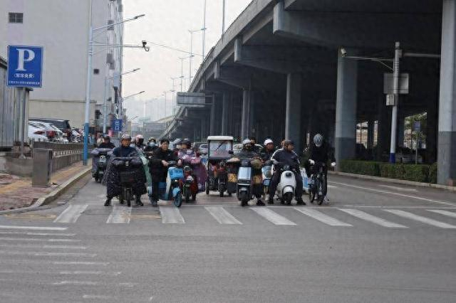 石家庄街头的电动自行车 澎湃新闻记者 段彦超 图