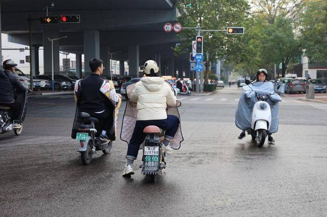 石家庄街头的电动自行车 澎湃新闻记者 段彦超 图