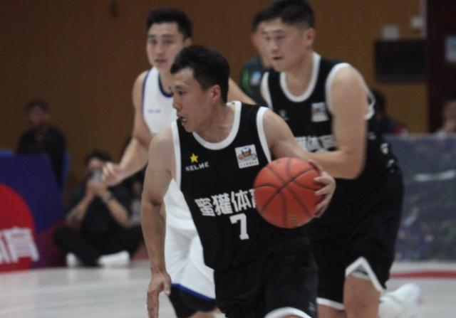 郭振兴篮下轻巧命中,两队再次陷入拉锯战.