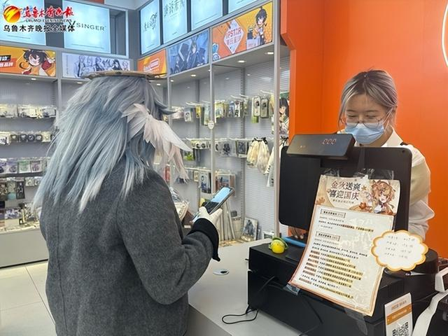 　　在位于MM3购物中心的潮玩星球店里，一位年轻女孩打扮成动漫角色的形象来逛谷子店。记者张梦婷摄