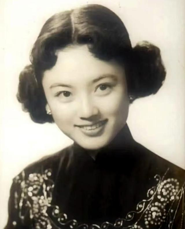 一代顶流夫妇傅奇石慧罕见露面,见证女儿傅明宪获杰出华人领袖奖