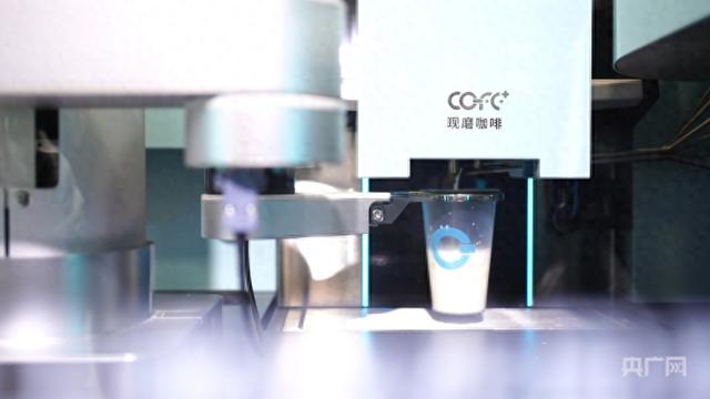 “AI+咖啡大师”设备正在制作咖啡(央广网记者尚天宇摄)