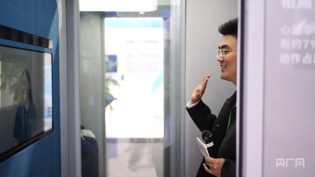 记者体验裸眼3D视频通话(央广网记者尚天宇摄)