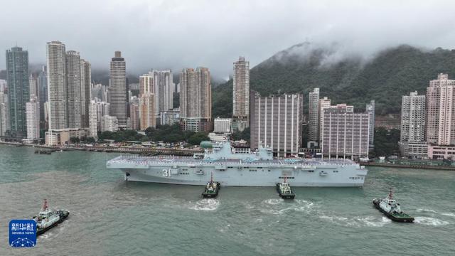 11月21日，海军海南舰在香港招商局码头顺利靠泊。新华社发（刘基 摄）