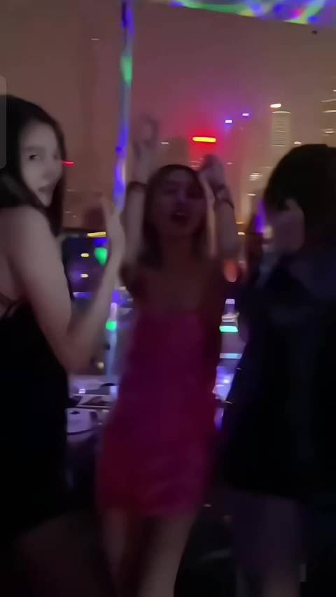 关晓彤原来喜欢穿黑丝超短去夜店蹦迪
