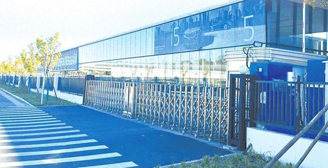 11月21日，已经闭店停业的北京星德宝。 王冬 摄