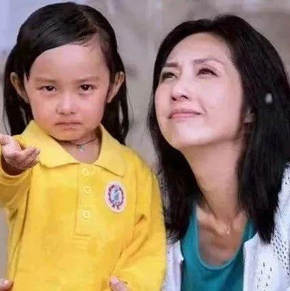 妈妈送6岁女儿上学，随口问孩子最期待什么，却被惊出一身冷汗：无数孩子，已经被毁了……