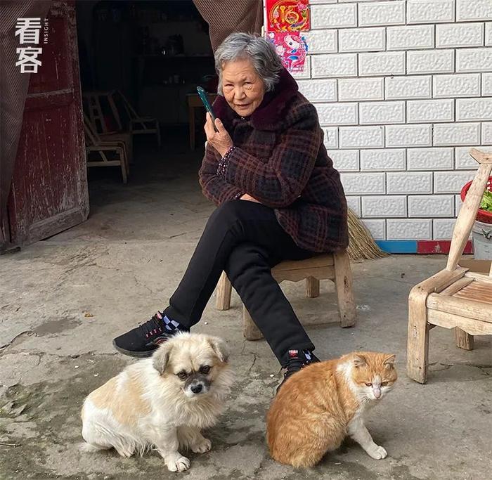 农村女性的墓碑上，没有自己的姓名｜故事转播