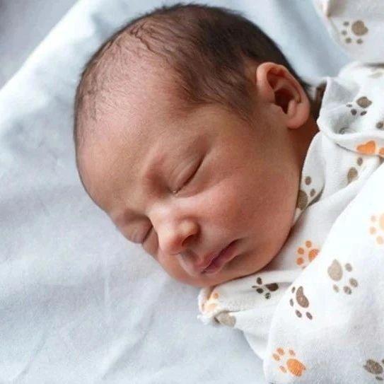 新生儿黄疸2月未消，4次误诊母乳性黄疸，第五次医生大吃一惊！