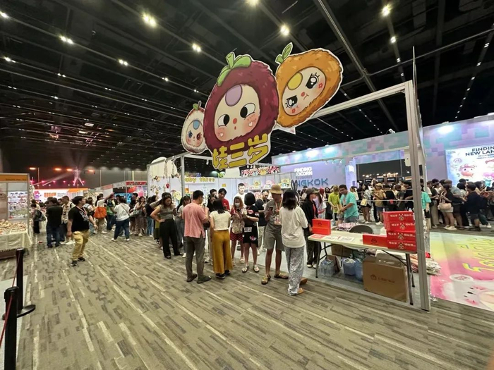 ▲今年夏天，“娃三岁”在泰国参加潮玩展会