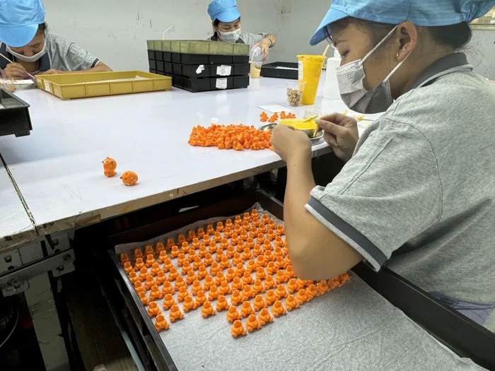 ▲鲁波涛的工厂，工人正在手绘加工