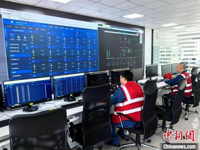 大兴安岭呼玛县100兆瓦风电项目控制室里，工作人员在调试风机。 姜辉 摄