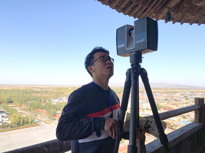 2020年10月，李泽辉用设备给应县木塔测绘。受访者供图