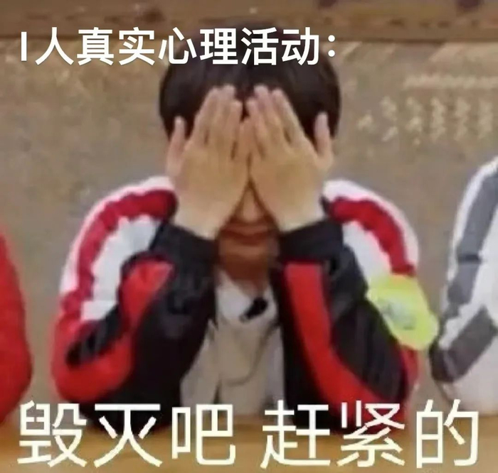 作为e人的陈楚生,虽然安静地坐着,一言不发,但他表情自然,身体放松