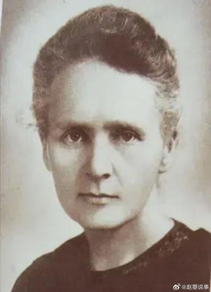 1910年，44岁的居里夫人起床去上课，学生朗之万一把搂住她：5年了，我不想再等！我要立刻就娶你！