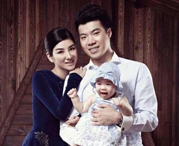 我觉得黄 奕真是用实际行动向我们展示了啥叫——黏上狗屎了但甩不掉…